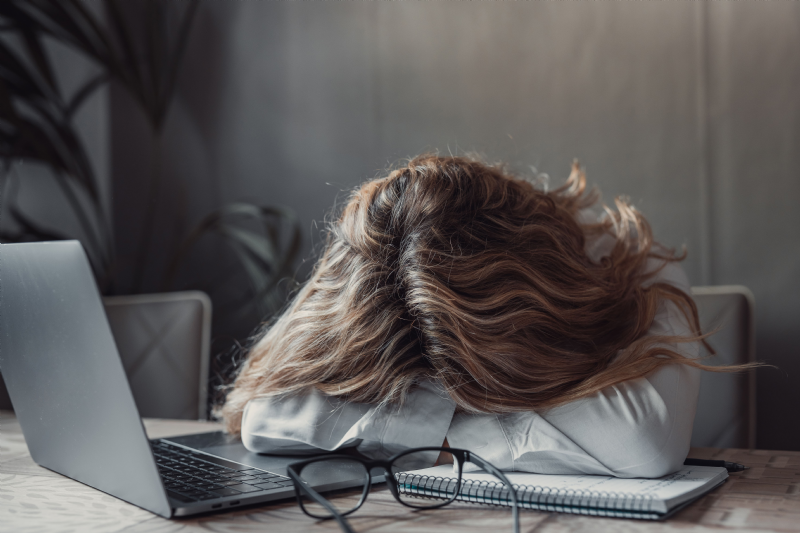  Duygusal Tükenmişlik (Burnout) ile Nasıl Başa Çıkılır? Kapsamlı Bir Rehber